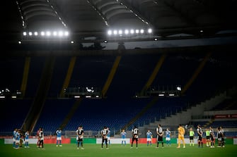 Players hold a minute of silence for coronavirus victims prior to the TIM Italian Cup (Coppa Italia) final football match Napoli vs Juventus on June 17, 2020 at the Olympic stadium in Rome, played behind closed doors as the country gradually eases the lockdown aimed at curbing the spread of the COVID-19 infection, caused by the novel coronavirus. (Photo by Filippo MONTEFORTE / AFP) (Photo by FILIPPO MONTEFORTE/AFP via Getty Images)