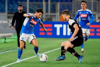 Napoli's Belgian forward Dries Mertens (L) challenges Juventus' Dutch defender Matthijs de Ligt during the TIM Italian Cup (Coppa Italia) final football match Napoli vs Juventus on June 17, 2020 at the Olympic stadium in Rome, played behind closed doors as the country gradually eases the lockdown aimed at curbing the spread of the COVID-19 infection, caused by the novel coronavirus. (Photo by Filippo MONTEFORTE / AFP) (Photo by FILIPPO MONTEFORTE/AFP via Getty Images)