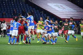 Napoli's players celebrate after winning the Italy Cup Final soccer match against Juventus FC at the Olimpico stadium in Rome, Italy, 17 June 2020.  
ANSA/ETTORE FERRARI