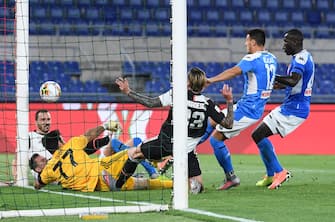 The shot of Napoli's Eljif Elmas hits the post during the Italy Cup Final soccer match at the Olimpico stadium in Rome, Italy, 17 June 2020.  
ANSA/ETTORE FERRARI