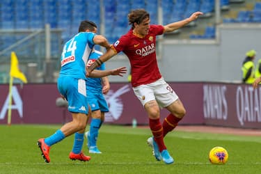ROME, ITALY - NOVEMBER 02: Nicolo Zaniolo of AS Roma is challenges by Kostantinos Manolas of SSC Napoli during the Serie A match between AS Roma and SSC Napoli at Stadio Olimpico on November 02, 2019 in Rome, Italy. (Photo by Giampiero Sposito/Getty Images)