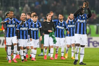 Inter Milan's Belgian forward Romelu Lukaku (R) cheers the fans after the UEFA Europa League round of 32 first leg football match between PFC Ludogorets 1945 and Inter Milan at the Ludogorets Arena in Razgrad, Bulgaria, on February 20, 2020. (Photo by NIKOLAY DOYCHINOV / AFP) (Photo by NIKOLAY DOYCHINOV/AFP via Getty Images)