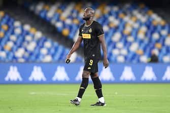 NAPLES, ITALY - JUNE 13: Romelu Lukaku of FC Internazionale leaves the pitch disappointed after the Coppa Italia Semi-Final Second Leg match between SSC Napoli and FC Internazionale at Stadio San Paolo on June 13, 2020 in Naples, Italy. (Photo by Francesco Pecoraro/Getty Images)