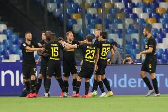 NAPLES - JUNE 13: Inter players celebrating the goal of Christian Eriksen of Internazionale, L-R Marcelo Brozovic of Internazionale, Ashley Young of Internazionale, Christian Eriksen of Internazionale, Nicolo Barella of Internazionale, Antonio Candreva of Internazionale, Stefan de Vrij of Internazionale during the semi final second match of the Coppa Italia between SCC Napoli and Internazionale on June 13, 2020 in Naples, Italy (Photo by Ciro Santagelo/BSR Agency/Getty Images)