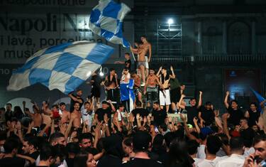 Napoli's supporters celebrate in downtown Naples after Napoli won the TIM Italian Cup (Coppa Italia) final football match Napoli vs Juventus on June 17, 2020, played at the Olympic stadium in Rome behind closed doors as the country gradually eases the lockdown aimed at curbing the spread of the COVID-19 infection, caused by the novel coronavirus. (Photo by Carlo Hermann / AFP) (Photo by CARLO HERMANN/AFP via Getty Images)