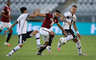 Torino FC's Venezuelan midfielder Tomas Rincon is challenged by Parma Calcio's Italian midfielder Matteo Scozzarella and Slovenian midfielder Jasmin Kurtic during the Serie A match at Stadio Grande Torino, Turin. Picture date: 20th June 2020. Picture credit should read: Jonathan Moscrop/Sportimage