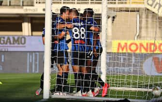 Soccer: Serie A; Atalanta-Sassuolo Atalanta's Duvan Zapatacelebrates with his teammates after scoring the 2-0 goal during the Italian Serie A soccer match Atalanta BC vs Sassuolo at the Gewiss Stadium in Bergamo, Italy, 21 July 2020.
ANSA/PAOLO MAGNI