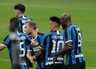 MILAN, ITALY - JUNE 21:  Romelu Lukaku of FC Internazionale celebrates with his team-mates after scoring the opening goal during the Serie A match between FC Internazionale and UC Sampdoria at Stadio Giuseppe Meazza on June 21, 2020 in Milan, Italy.  (Photo by Emilio Andreoli/Getty Images)