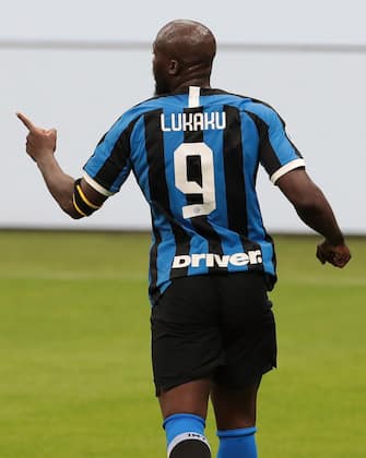MILAN, ITALY - JUNE 21:  Romelu Lukaku of FC Internazionale celebrates after scoring the opening goal during the Serie A match between FC Internazionale and UC Sampdoria at Stadio Giuseppe Meazza on June 21, 2020 in Milan, Italy.  (Photo by Emilio Andreoli/Getty Images)