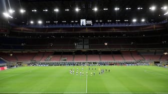 Players of Uc Sampdoria  (L) and Fc Inter observe a minute of silence  in front of empty stands before during the Italian serie A soccer match  Fc Inter and Uc Sampdoria  at Giuseppe Meazza stadium in Milan 21 June  2020.
ANSA / MATTEO BAZZI