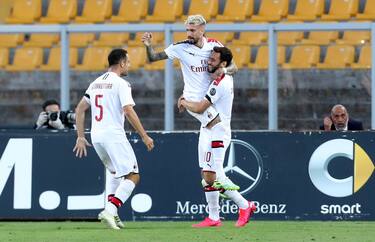 LECCE, ITALY - JUNE 22: Samu Castillejo of Milan celebrates after scoring the opening goal during the Serie A match between US Lecce and  AC Milan at Stadio Via del Mare on June 22, 2020 in Lecce, Italy. (Photo by Maurizio Lagana/Getty Images)