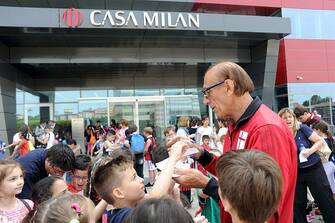 MILAN, ITALY - MAY 19:  Pierino Prati former footballer of AC Milan signing autographs during the anniversary ceremony of the first year of the house Milan on May 19, 2015 in Milan, Italy.  (Photo by Pier Marco Tacca/Getty Images)