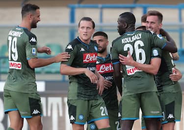 VERONA, ITALY - JUNE 23:  Arkadiusz Milik (R) of SSC Napoli celebrates with his team-mates after scoring the opening goal during the Serie A match between Hellas Verona and SSC Napoli at Stadio Marcantonio Bentegodi on June 23, 2020 in Verona, Italy.  (Photo by Emilio Andreoli/Getty Images)