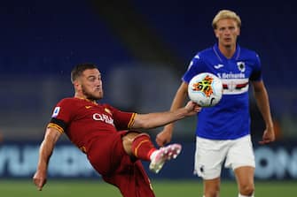 ROME, ITALY - JUNE 24:  Jordan Veretout of AS Roma kicks the ball during the Serie A match between AS Roma and UC Sampdoria at Stadio Olimpico on June 24, 2020 in Rome, Italy.  (Photo by Paolo Bruno/Getty Images)