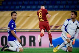 AS Roma's Bosnian forward Edin Dzeko (C) celebrates after scoring during the Italian Serie A football match AS Roma vs Sampdoria played on June 24, 2020 behind closed doors at the Olympic stadium in Rome, as the country eases its lockdown aimed at curbing the spread of the COVID-19 infection, caused by the novel coronavirus. (Photo by Filippo MONTEFORTE / AFP) (Photo by FILIPPO MONTEFORTE/AFP via Getty Images)