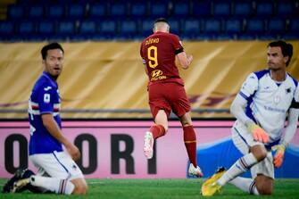 AS Roma's Bosnian forward Edin Dzeko (C) celebrates after scoring during the Italian Serie A football match AS Roma vs Sampdoria played on June 24, 2020 behind closed doors at the Olympic stadium in Rome, as the country eases its lockdown aimed at curbing the spread of the COVID-19 infection, caused by the novel coronavirus. (Photo by Filippo MONTEFORTE / AFP) (Photo by FILIPPO MONTEFORTE/AFP via Getty Images)