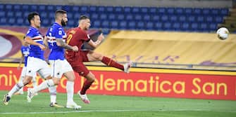 AS Roma's Edin Dzeko (R) scores the 1-1 goal during the Italian Serie A soccer match between AS Roma and UC Sampdoria at the Olimpico stadium in Rome, Italy, 24 June 2020.  ANSA/ETTORE FERRARI