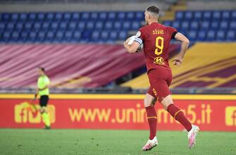 AS Roma's Edin Dzeko celebrates after scoring the 1-1 goal during the Italian Serie A soccer match between AS Roma and UC Sampdoria at the Olimpico stadium in Rome, Italy, 24 June 2020.  ANSA/ETTORE FERRARI



