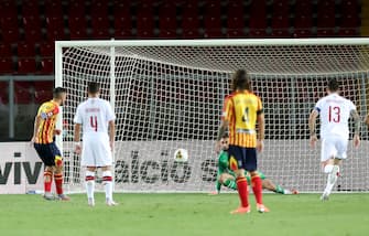 LECCE, ITALY - JUNE 22: Marco Mancosu of Lecce scores his team's equalizing goal with penalty during the Serie A match between US Lecce and  AC Milan at Stadio Via del Mare on June 22, 2020 in Lecce, Italy. (Photo by Maurizio Lagana/Getty Images)