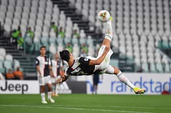 TURIN, ITALY - JUNE 26:  Cristiano Ronaldo of Juventus in action during the Serie A match between Juventus and  US Lecce at Allianz Stadium on June 26, 2020 in Turin, Italy.  (Photo by Valerio Pennicino/Getty Images)