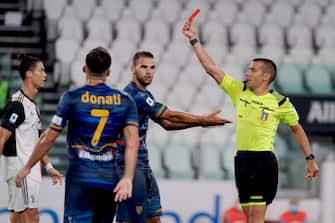 TURIN, ITALY - JUNE 26: Referee Marco Piccinni gives a red card during the Italian Serie A   match between Juventus v Lecce at the Allianz Stadium on June 26, 2020 in Turin Italy (Photo by Mattia Ozbot/Soccrates/Getty Images)