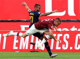 Roma's Leonardo Spinazzola (L) challenges for the ball Milan's Andrea Conti during the Italian serie A soccer match  AC Milan vs AS Roma   at Giuseppe Meazza stadium in Milan, Italy, 28 June  2020.
ANSA / MATTEO BAZZI