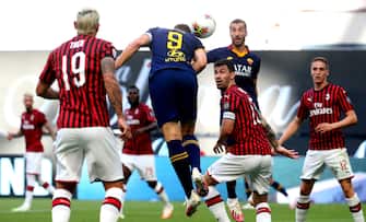 Roma's Edin Dzeko(c)&nbsp; jumps for the ball during the Italian serie A soccer match  AC Milan vs AS Roma   at Giuseppe Meazza stadium in Milan, Italy,&nbsp; 28 June  2020.
ANSA / MATTEO BAZZI