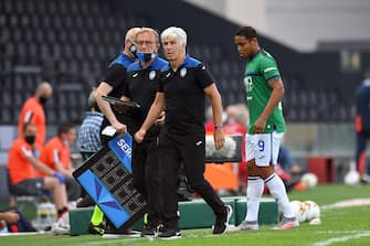UDINE, ITALY - JUNE 28: Gian Piero Gasperini head coach of Atalanta BC and Luis Muriel of Atalanta BC during the Serie A match between Udinese Calcio and Atalanta BC at Stadio Friuli on June 28, 2020 in Udine, Italy.  (Photo by Alessandro Sabattini/Getty Images)