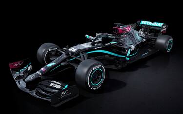 F1, Mercedes svela la nuova livrea: è nera contro il razzismo