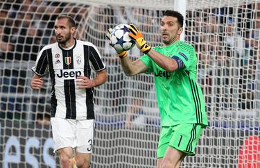 TURIN, ITALY - MAY 9: Goalkeeper of Juventus Gianluigi Buffon and Giorgio Chiellini of Juventus (left) during the UEFA Champions League semi final second leg match between Juventus Turin and AS Monaco at Juventus Stadium on May 9, 2017 in Turin, Italy. (Photo by Jean Catuffe/Getty Images)