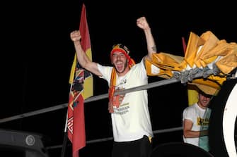 BENEVENTO, ITALY - JUNE 29: Lorenzo MontipÃ² of Benevento Calcio celebrates the victory of Serie B on a Bus after the serie B match between Benevento Calcio and SS Juve Stabia at Stadio Ciro Vigorito on June 29, 2020 in Benevento, Italy. (Photo by Francesco Pecoraro/Getty Images for Lega Serie B)