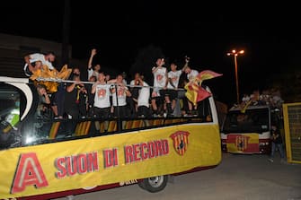 BENEVENTO, ITALY - JUNE 29: Benevento Calcio players celebrate the victory of Serie B on a Bus after the serie B match between Benevento Calcio and SS Juve Stabia at Stadio Ciro Vigorito on June 29, 2020 in Benevento, Italy. (Photo by Francesco Pecoraro/Getty Images for Lega Serie B)
