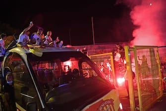 BENEVENTO, ITALY - JUNE 29: Benevento Calcio players celebrate the victory of Serie B on a Bus after the serie B match between Benevento Calcio and SS Juve Stabia at Stadio Ciro Vigorito on June 29, 2020 in Benevento, Italy. (Photo by Francesco Pecoraro/Getty Images for Lega Serie B)