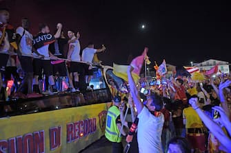 BENEVENTO, ITALY - JUNE 29: Benevento Calcio players celebrate the victory of Serie B on four buses through their supporters after the serie B match between Benevento Calcio and SS Juve Stabia at Stadio Ciro Vigorito on June 29, 2020 in Benevento, Italy. (Photo by Francesco Pecoraro/Getty Images for Lega Serie B)