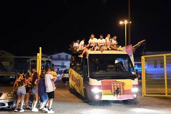 BENEVENTO, ITALY - JUNE 29: Benevento Calcio players celebrate the victory of Serie B on four buses through their supporters after the serie B match between Benevento Calcio and SS Juve Stabia at Stadio Ciro Vigorito on June 29, 2020 in Benevento, Italy. (Photo by Francesco Pecoraro/Getty Images for Lega Serie B)
