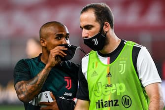 GENOA, ITALY - JUNE 30: Douglas Costa of Juventus (left) chats with Gonzalo Higuain of Juventus before the Serie A match between Genoa CFC and Juventus FC at Stadio Luigi Ferraris on June 30, 2020 in Genoa, Italy. (Photo by Paolo Rattini/Getty Images)