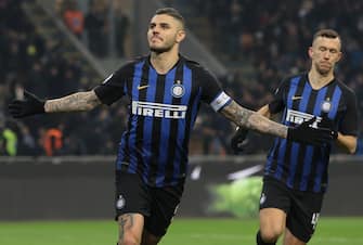 MILAN, ITALY - DECEMBER 15:  Mauro Icardi of FC Internazionale celebrates after scoring the opening goal via penalty during the Serie A match between FC Internazionale and Udinese at Stadio Giuseppe Meazza on December 15, 2018 in Milan, Italy.  (Photo by Emilio Andreoli/Getty Images )