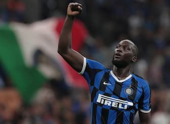 MILAN, ITALY - AUGUST 26:  Romelu Lukaku of FC Internazionale celebrates his goal during the Serie A match between FC Internazionale and US Lecce at Stadio Giuseppe Meazza on August 26, 2019 in Milan, Italy.  (Photo by Emilio Andreoli/Getty Images)