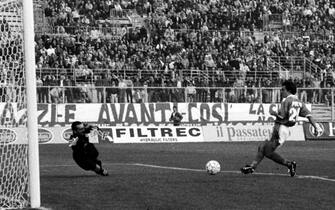 Il centrocampista del Brescia, Andrea Pirlo (D), segna il goal contro il Vicenza, in una immagine del 19 ottobre 1997.
ANSA/ALABISO