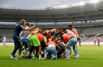 TURIN, ITALY - JUNE 30: Marco Parolo of SS Lazio celebrates after scoring the second goal of his team with his teammates during the Serie A match between Torino FC and  SS Lazio at Stadio Olimpico di Torino on June 30, 2020 in Turin, Italy. (Photo by Marco Rosi - SS Lazio/Getty Images)