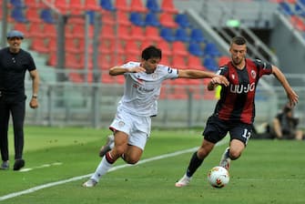 BOLOGNA, ITALY - JULY 01: Giovanni Simeone of Cagliari Calcio ( L ) competes the ball with Mattia Bani of Bologna FC ( R ) during the Serie A match between Bologna FC and  Cagliari Calcio at Stadio Renato Dall'Ara on July 01, 2020 in Bologna, Italy. (Photo by Mario Carlini / Iguana Press/Getty Images)