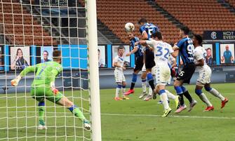 Inter Milan's Roberto Gagliardini (C) heads the ball to score the 4-0 goal during the Italian serie A soccer match  Fc Inter and Brescia at Giuseppe Meazza stadium in Milan 01 July  2020.
ANSA / MATTEO BAZZI