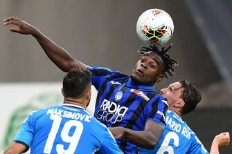Atalanta's Colombian forward Duvan Zapata (C) and Napoli's Portuguese defender Mario Rui (R) go for a header during the Italian Serie A football match Atalanta vs Napoli played on July 2, 2020 behind closed doors at the Atleti Azzurri d'Italia stadium in Bergamo, as the country eases its lockdown aimed at curbing the spread of the COVID-19 infection, caused by the novel coronavirus. (Photo by Miguel MEDINA / AFP) (Photo by MIGUEL MEDINA/AFP via Getty Images)