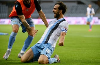 TURIN, ITALY - JUNE 30: Marco Parolo of SS Lazio celebrate a second goal with his team mates during the Serie A match between Torino FC and  SS Lazio at Stadio Olimpico di Torino on June 30, 2020 in Turin, Italy. (Photo by Marco Rosi - SS Lazio/Getty Images)