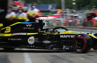 SPIELBERG, AUSTRIA - JULY 04:  Daniel Ricciardo of Australia driving the (3) Renault Sport Formula One Team RS20 in the pit lane during qualifying for the Formula One Grand Prix of Austria at Red Bull Ring on July 04, 2020 in Spielberg, Austria. (Photo by Peter Fox/Getty Images)