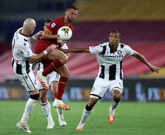 ROME, ITALY - JULY 02: (BILD ZEITUNG OUT) Bram Nuytinck of Udinese Calcio, Bryan Cristante of AS Roma and Rodrigo Becao of Udinese Calcio battle for the ball during the Serie A match between AS Roma and Udinese Calcio at Stadio Olimpico on July 2, 2020 in Rome, Italy. (Photo by Matteo Ciambelli/DeFodi Images via Getty Images)