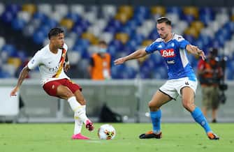 NAPLES, ITALY - JULY 05: (BILD ZEITUNG OUT) Justin Kluyvert of AS Roma and Fabian Ruiz of Napoli controls the ball during the Serie A match between SSC Napoli and AS Roma at Stadio San Paolo on July 5, 2020 in Naples, Italy. (Photo by Matteo Ciambelli/DeFodi Images via Getty Images)
