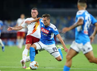 NAPLES, ITALY - JULY 05: (BILD ZEITUNG OUT) Jordan Veretout of AS Roma and Arkadiusz Milik of Napoli battle for the ball during the Serie A match between SSC Napoli and AS Roma at Stadio San Paolo on July 5, 2020 in Naples, Italy. (Photo by Matteo Ciambelli/DeFodi Images via Getty Images)