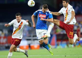 NAPLES, ITALY - JULY 05: (BILD ZEITUNG OUT) Roger Ibanez of AS Roma, Arkadiusz Milik of Napoli and Federico Fazio of AS Roma battle for the ball during the Serie A match between SSC Napoli and AS Roma at Stadio San Paolo on July 5, 2020 in Naples, Italy. (Photo by Matteo Ciambelli/DeFodi Images via Getty Images)