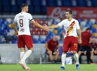 NAPLES, ITALY - JULY 05: (BILD ZEITUNG OUT) Henrikh Mkhitaryan of AS Roma and Edin Dzeko of AS Roma celebrates after scoring his team's first goal with team mates during the Serie A match between SSC Napoli and AS Roma at Stadio San Paolo on July 5, 2020 in Naples, Italy. (Photo by Matteo Ciambelli/DeFodi Images via Getty Images)